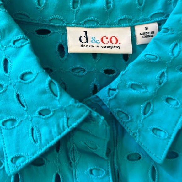 💖d&co Turquoise lace eyelet button down shirt with side slits & 3/4 sleeves - Picture 3 of 3